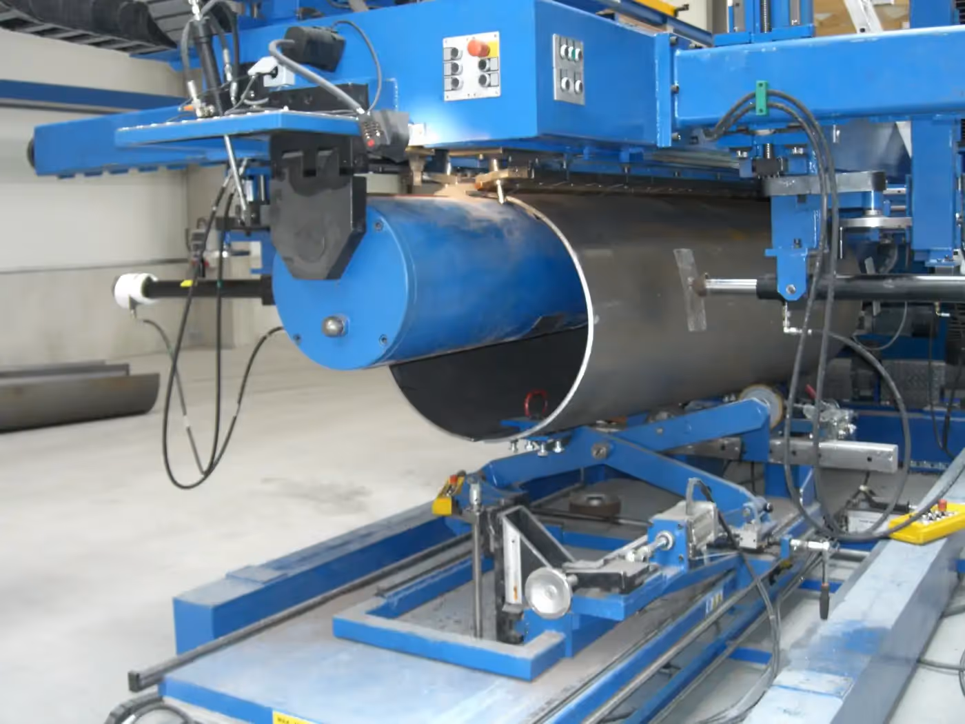 Längsnaht­schweiß­maschine mit mechanischem Andrücker