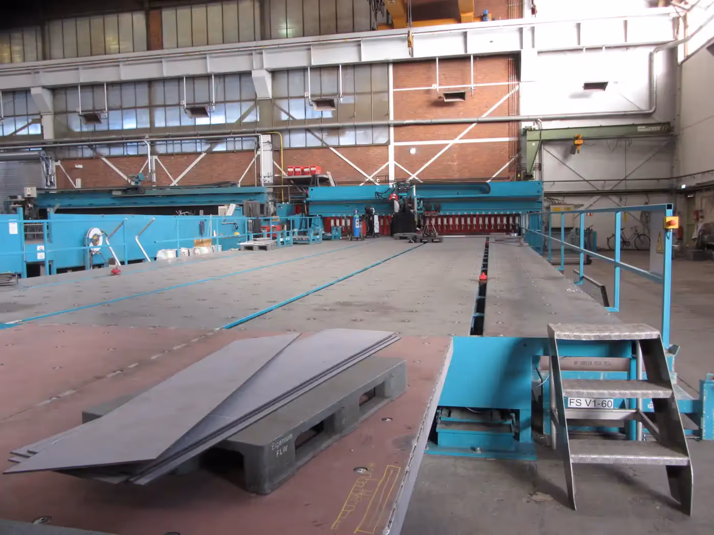 Kehlnaht­schweiß­maschine für Schiffsbleche mit integrierter Nahtverfolgung