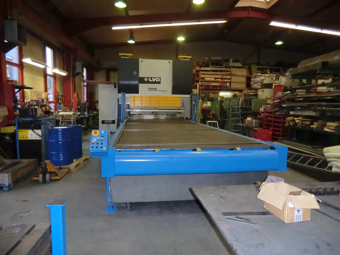 Kehlnaht­schweiß­maschine mit integrierter Presse für Gitterroste