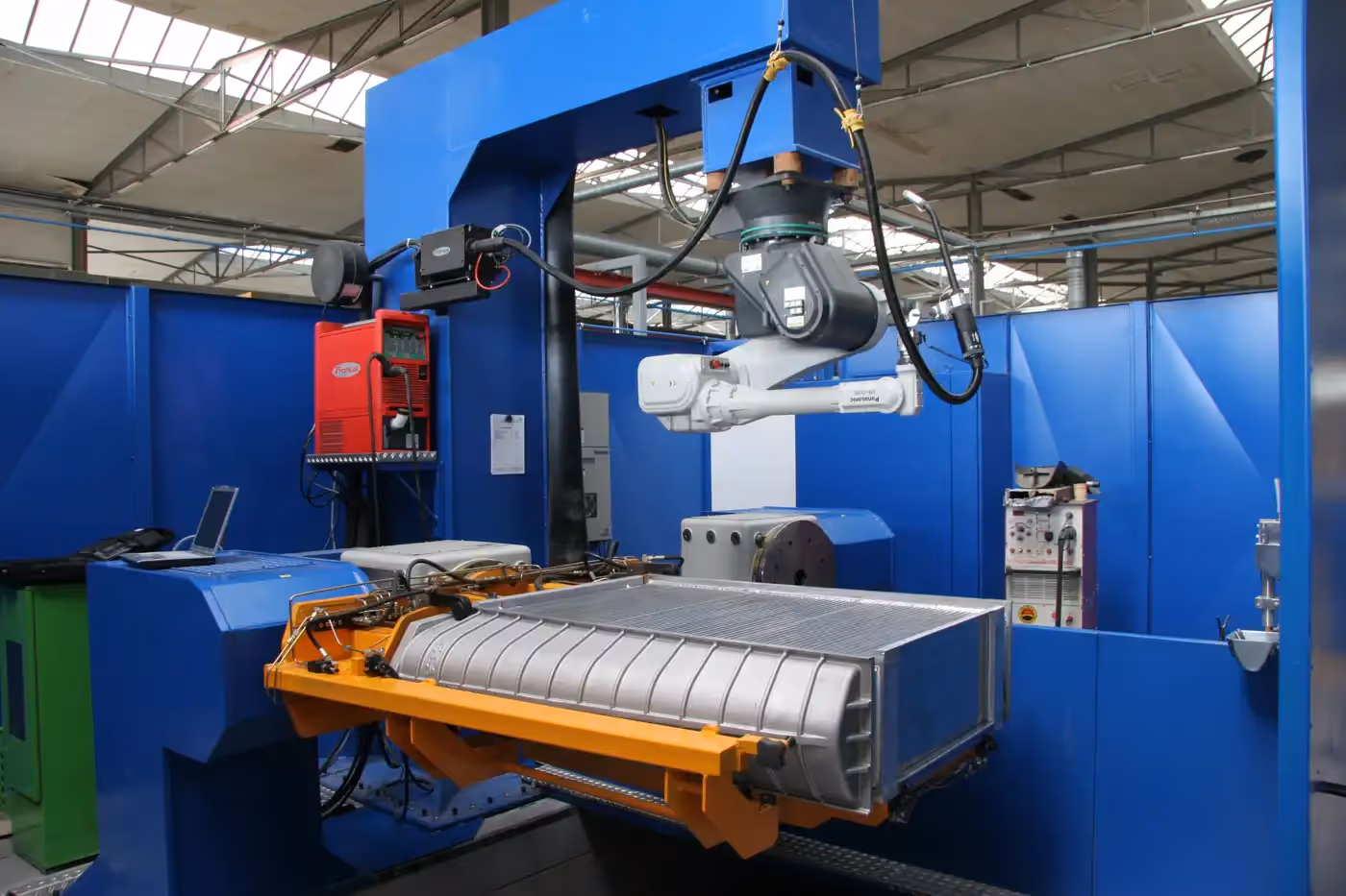 Roboter mit integriertem Dreh-Schwenktisch