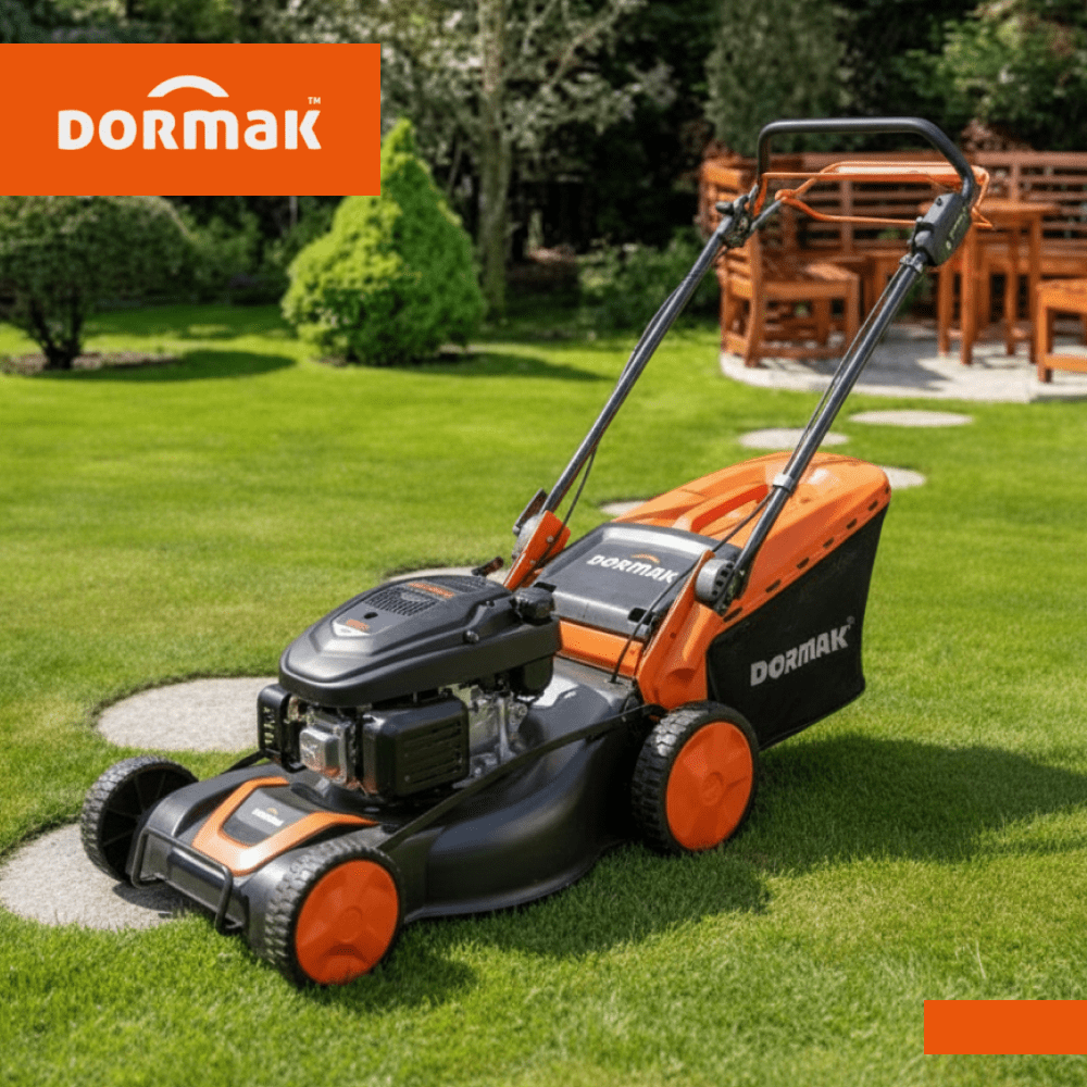 Un cortacésped Dormak modelo CR48LPLUS sobre un bonito prado.