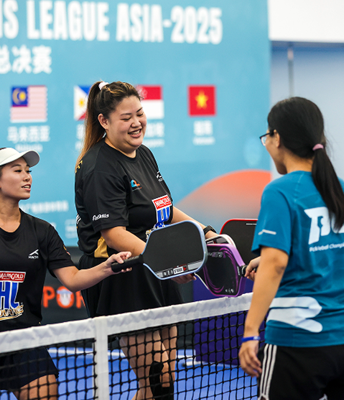 players tapping pickleball paddles