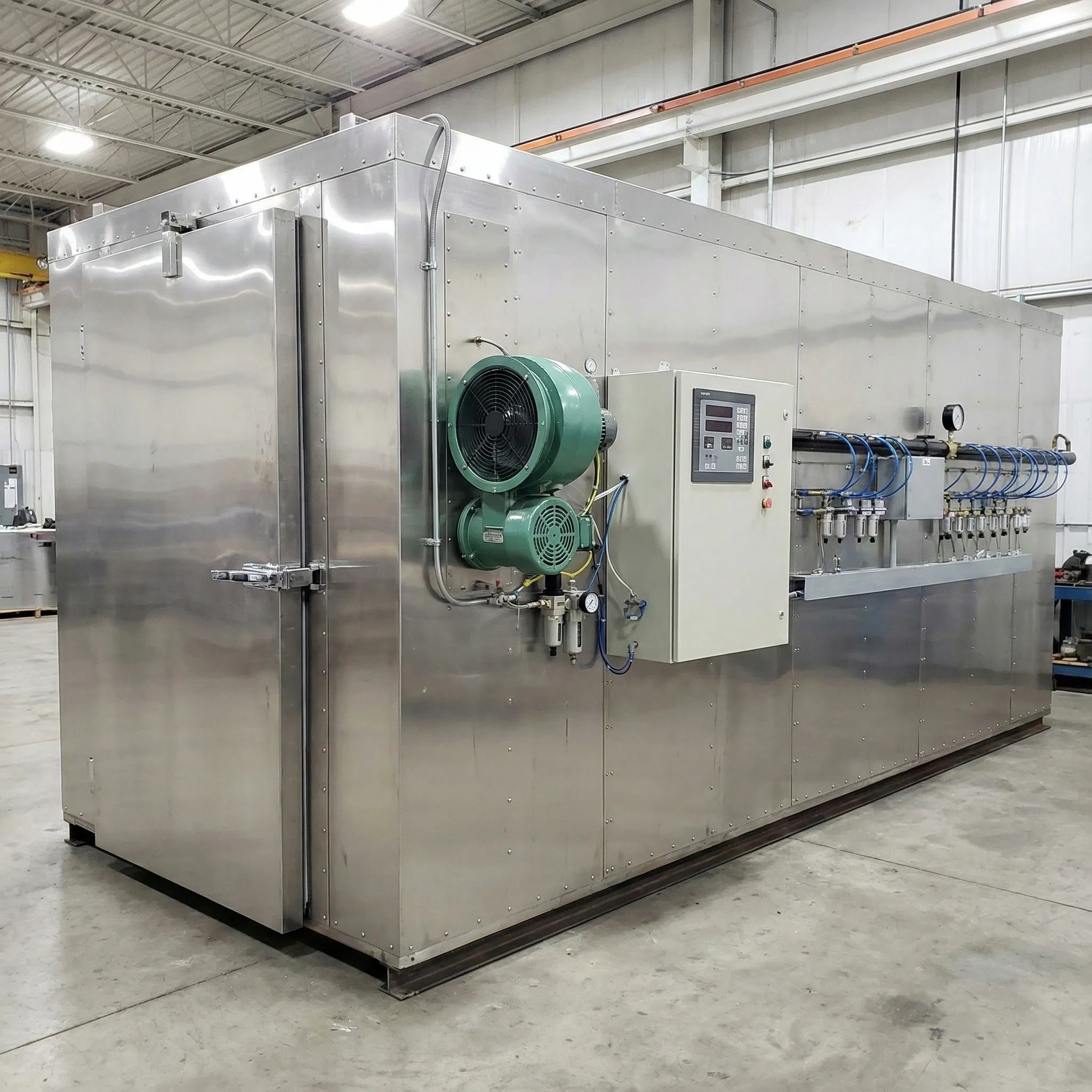 Industrial conveyor oven baking food products with controlled temperature zones