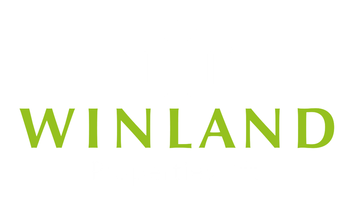 Winland cégnév zöld színben, felette egy visszafogott, ház alakú geometrikus logóval.