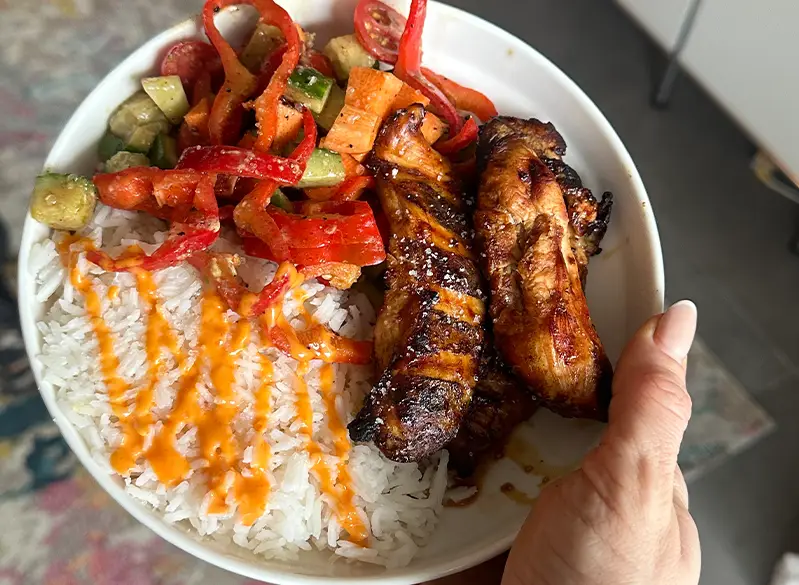 Gegrilltes Hähnchen mit Jasminreis, Paprika-Gemüse und cremigem Dressing – ausgewogenes Fitnessgericht aus dem Anatomie Kochbuch.