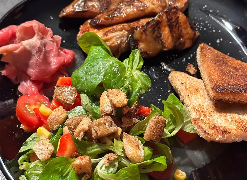 Bunter Salatteller mit Feldsalat, Tomaten, Croutons und Hähnchen – frisches, eiweißreiches Abendessen aus dem Anatomie Kochbuch.