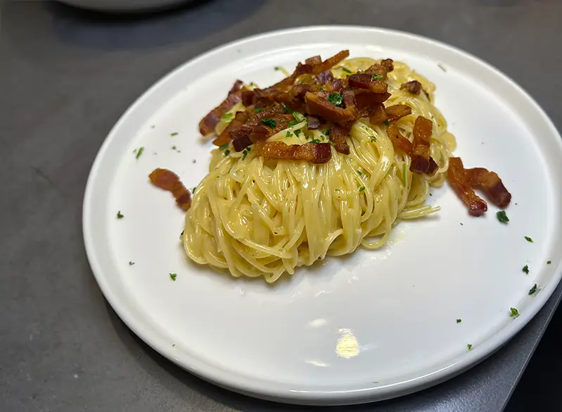 Spaghetti Carbonara light mit knusprigem Speck – cremig, aromatisch und kalorienbewusst nach Anatomie-Prinzip.