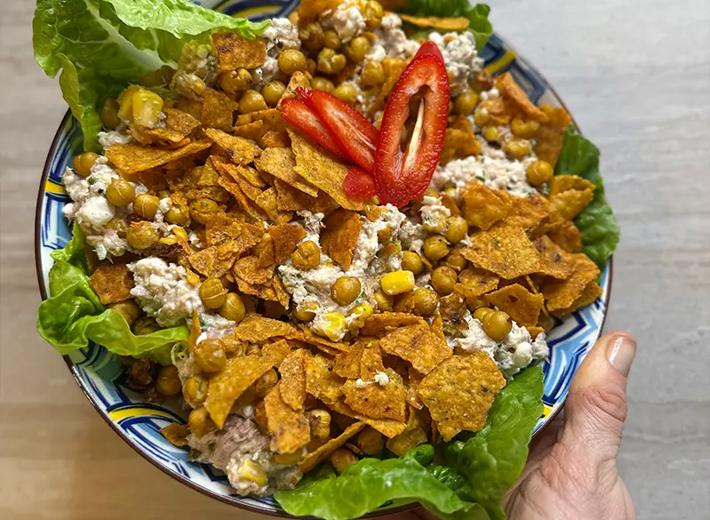 Knuspriger Taco-Salat mit Kichererbsen, Hüttenkäse und Paprika – würziges High-Protein-Rezept aus dem Anatomie Kochbuch