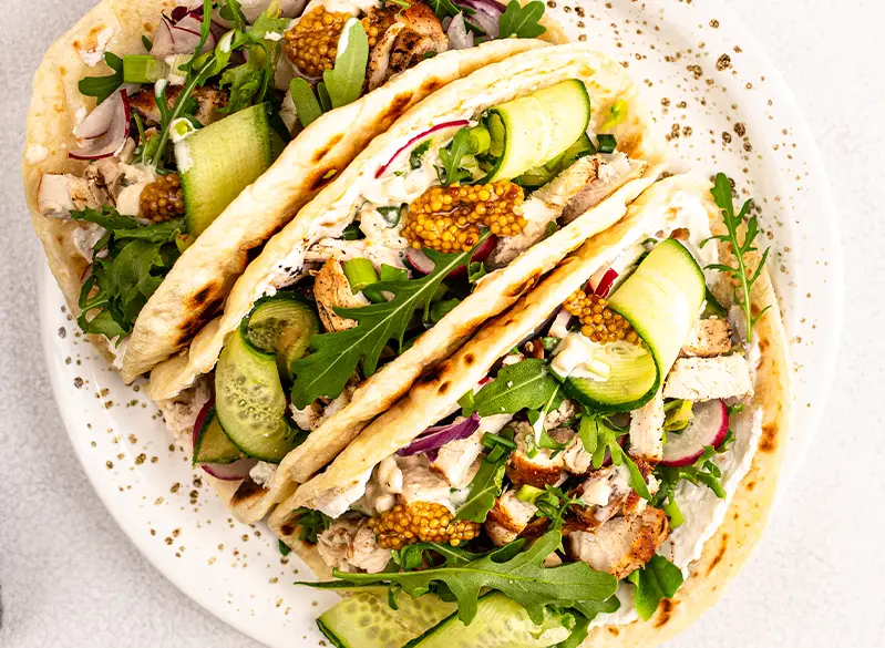 Frische Wraps mit Hähnchen, Gurken, Senfkörnern und Rucola – leichtes, eiweißreiches Rezept aus dem Anatomie Journal.