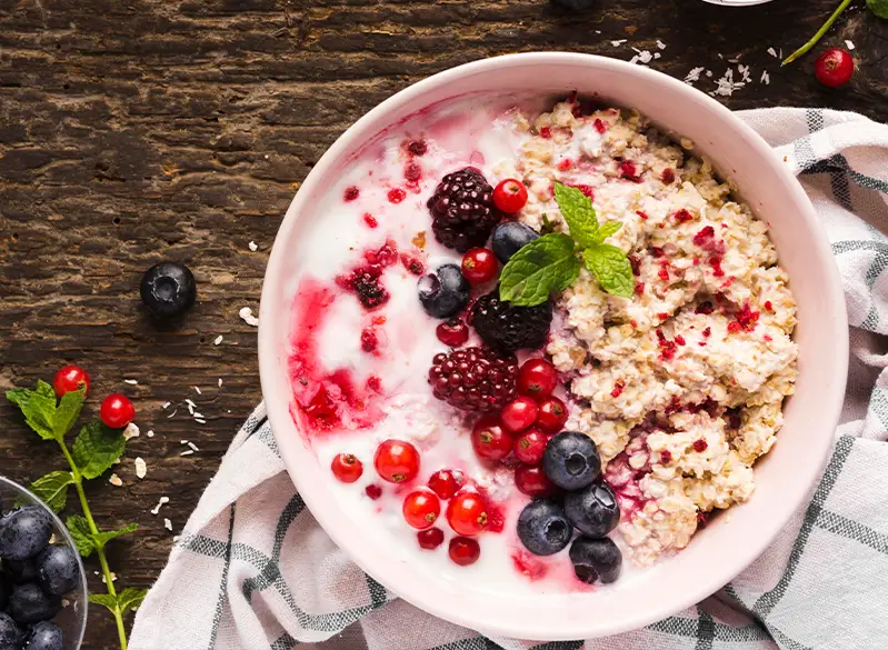 Haferporridge mit frischen Beeren, Minze und Joghurt – gesundes Frühstück aus dem Anatomie Journal.