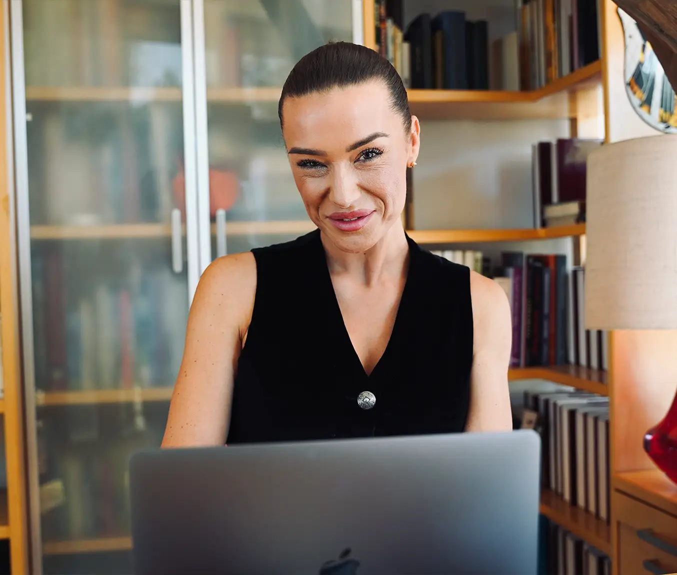 Anna Hahn sitzt entspannt und lächelt selbstbewusst – Beginn des 1:1 Coachings mit Klarheit und Vertrauen.