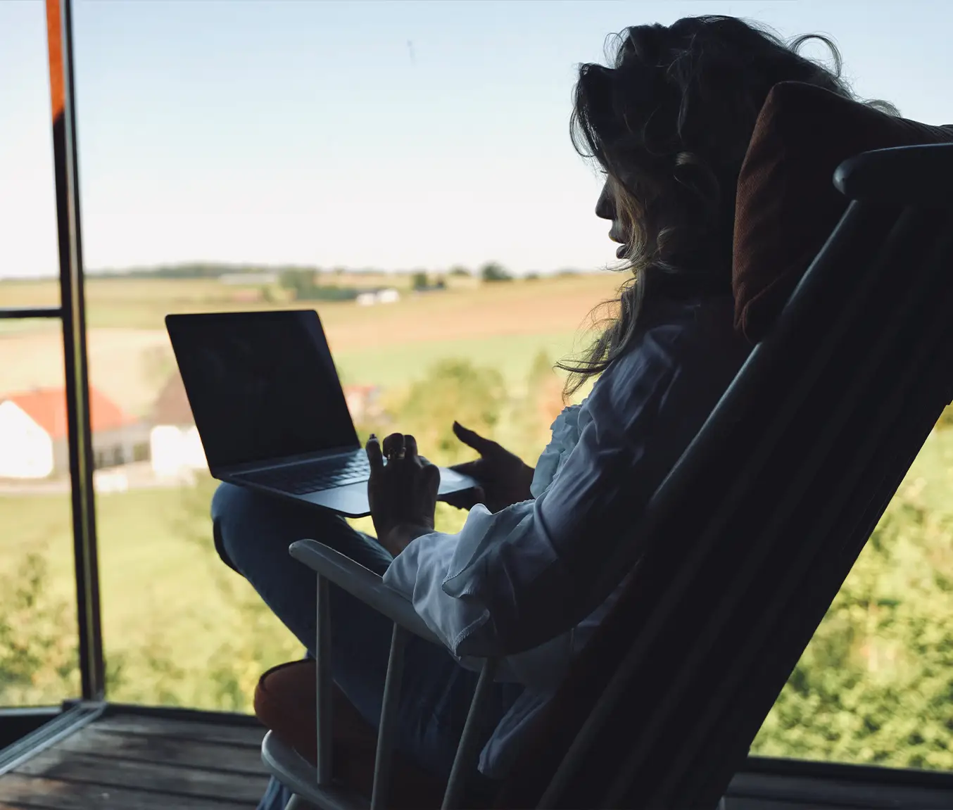 Anna Hahn blickt ruhig in die Kamera – steht für individuelle Impulse und mentale Stärke im Coaching.