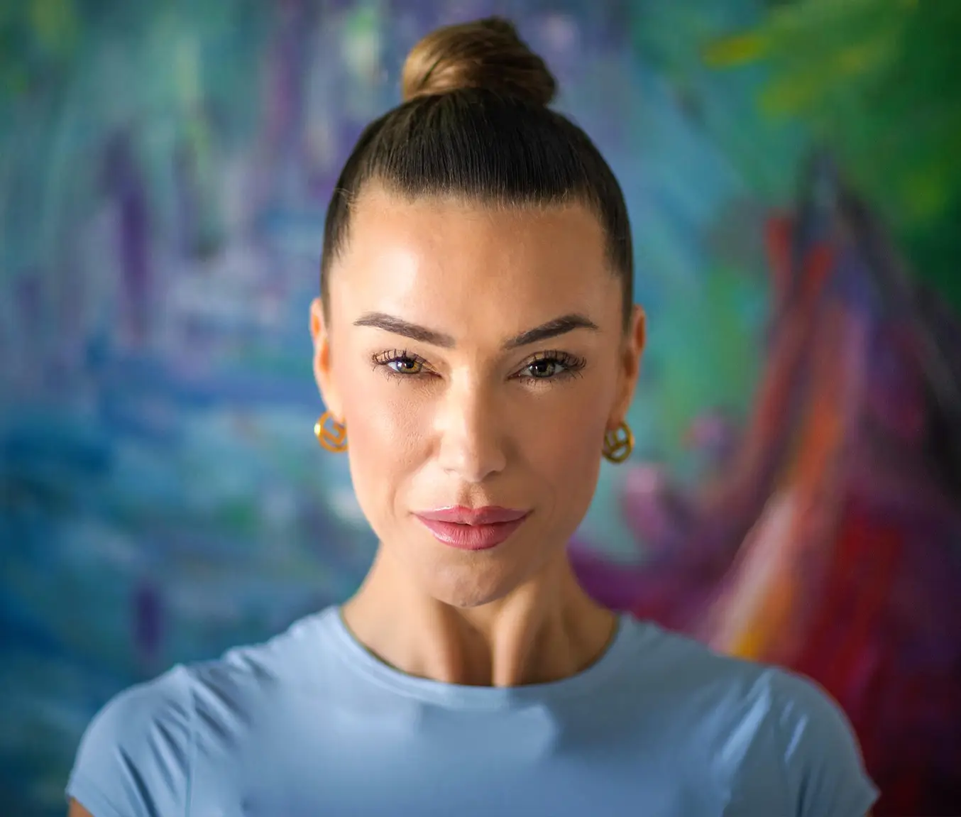 Anna Hahn blickt direkt in die Kamera vor farbenfrohem Hintergrund – steht für Klarheit und persönliche Entwicklung im Coaching.