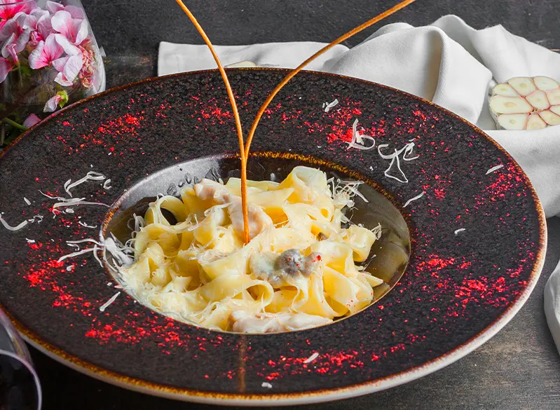 Cremige Safran-Nudeln mit feiner Sauce und geriebenem Käse in edler Präsentation – Anatomie Kitchen Rezept aus der Around the World Serie