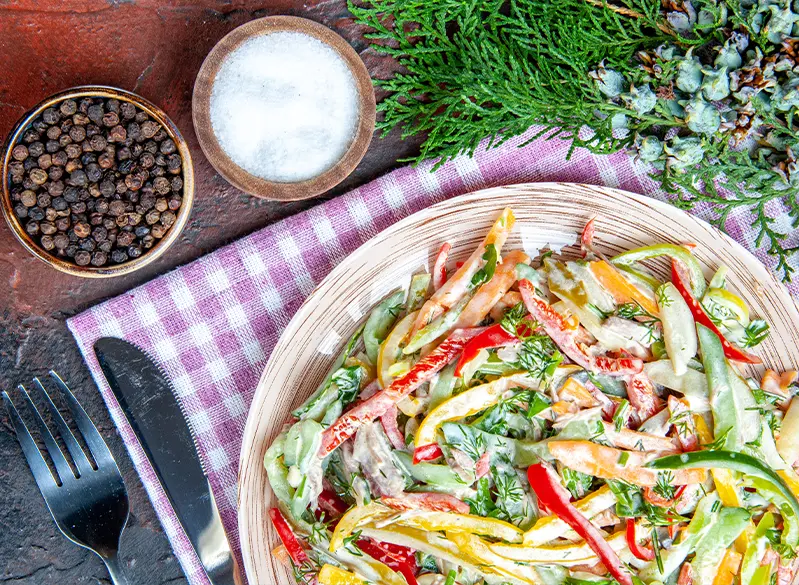 Frischer Krautsalat mit Paprika und Kräutern auf rustikalem Teller – Anatomie Kitchen Around the World Rezept