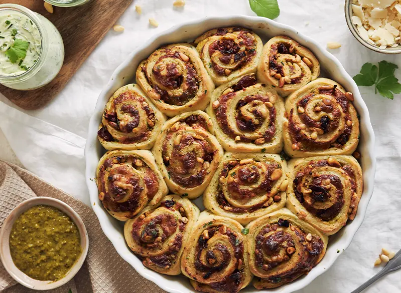 Türkische Börek-Schnecken mit würziger Füllung und Kräutern in Auflaufform – Anatomie Kitchen Around the World Rezept