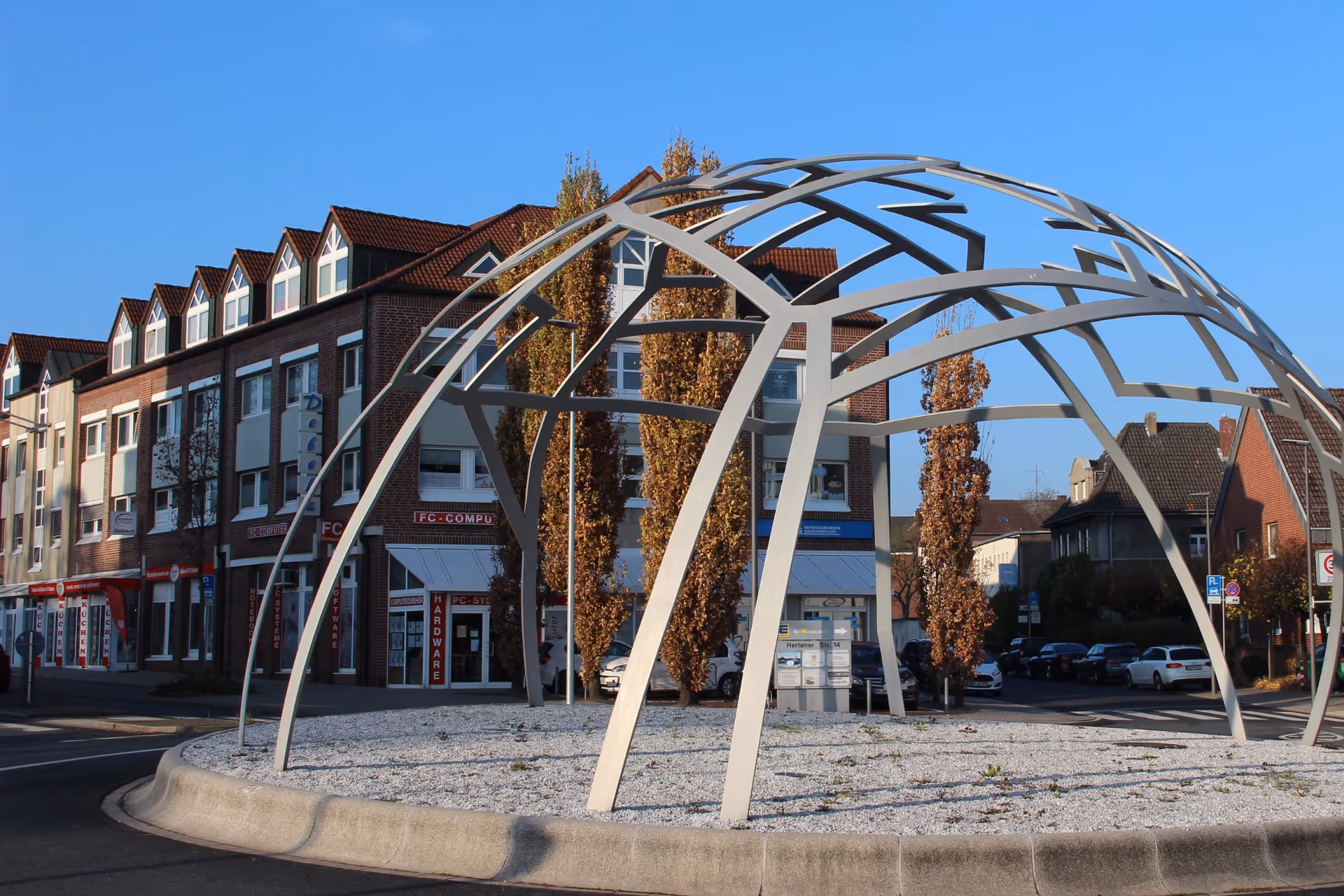 Tragwerksplanung für die Kunstinstallation „Stadt-Kuppel“ von Danuta Karsten im Kreisverkehr Herner Straße/Tiefer Pfad in Recklinghausen – statische Berechnungen und Nachweise für die filigrane Stahlkonstruktion im öffentlichen Raum.
