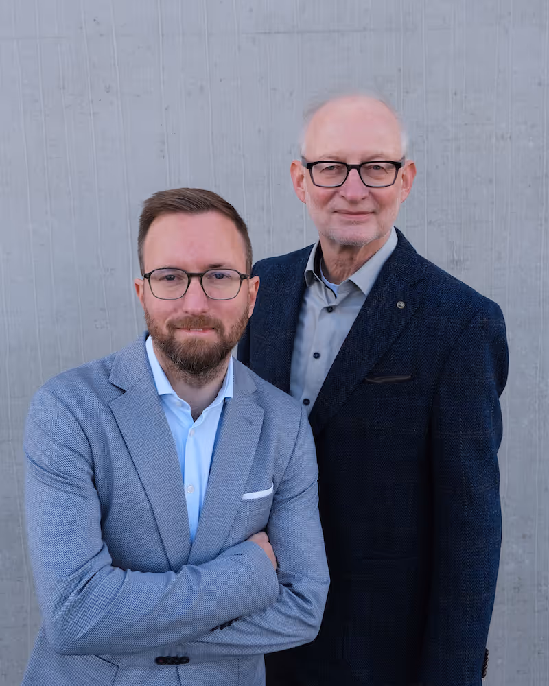 Ein Bild von Steffen Wehlmann und Thomas Wehlmann. Sie stehen neben einander. Vater und Sohn.