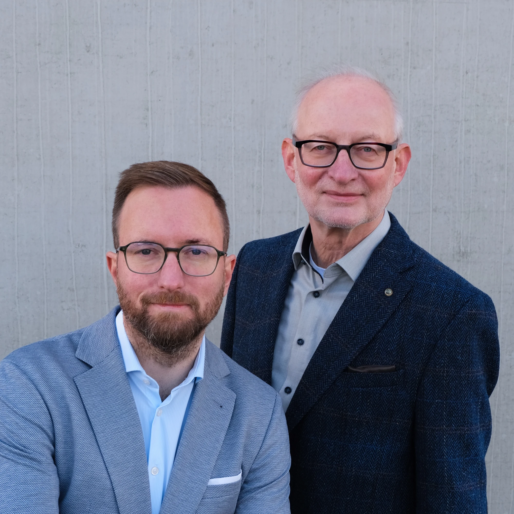 Ein Bild von Steffen Wehlmann und Thomas Wehlmann. Sie stehen neben einander. Vater und Sohn.