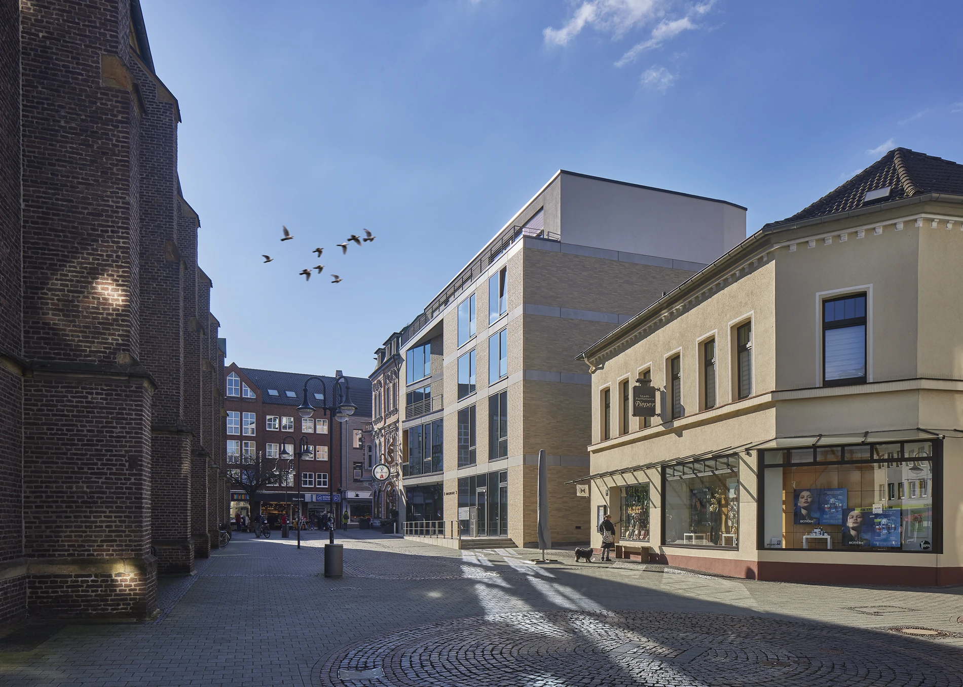 Neubau des Pfarrzentrums St. Cyriakus in Bottrop mit statischer Planung und Berechnung der Treppen- und Geländerkonstruktion durch Wehlmann Ingenieure