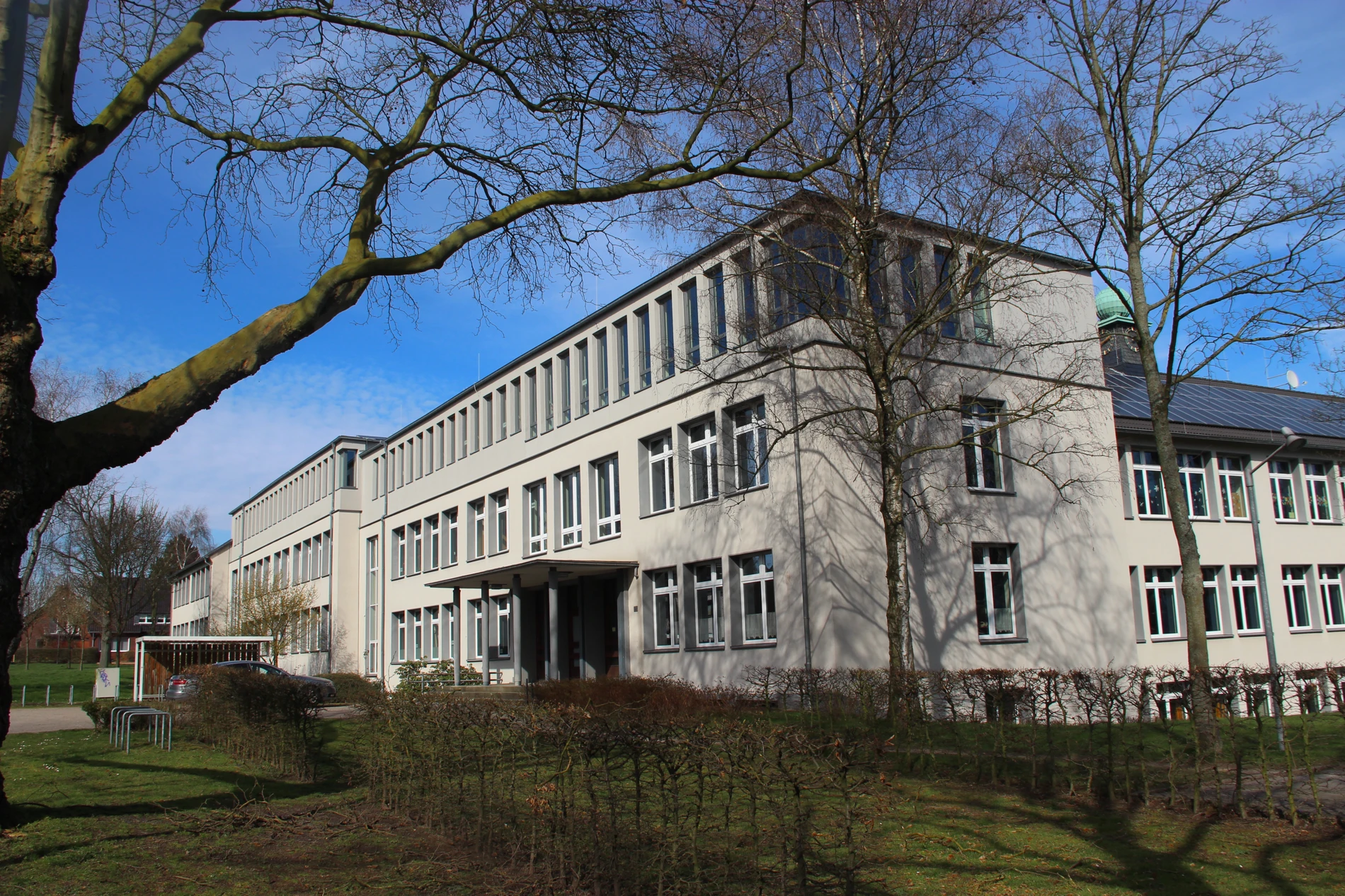 Sanierung und Umbau der Wolfgang-Borchert-Gesamtschule in Recklinghausen mit Tragwerksplanung und statischer Beurteilung einer Medienstation unter der Kellerdecke durch Wehlmann Ingenieure