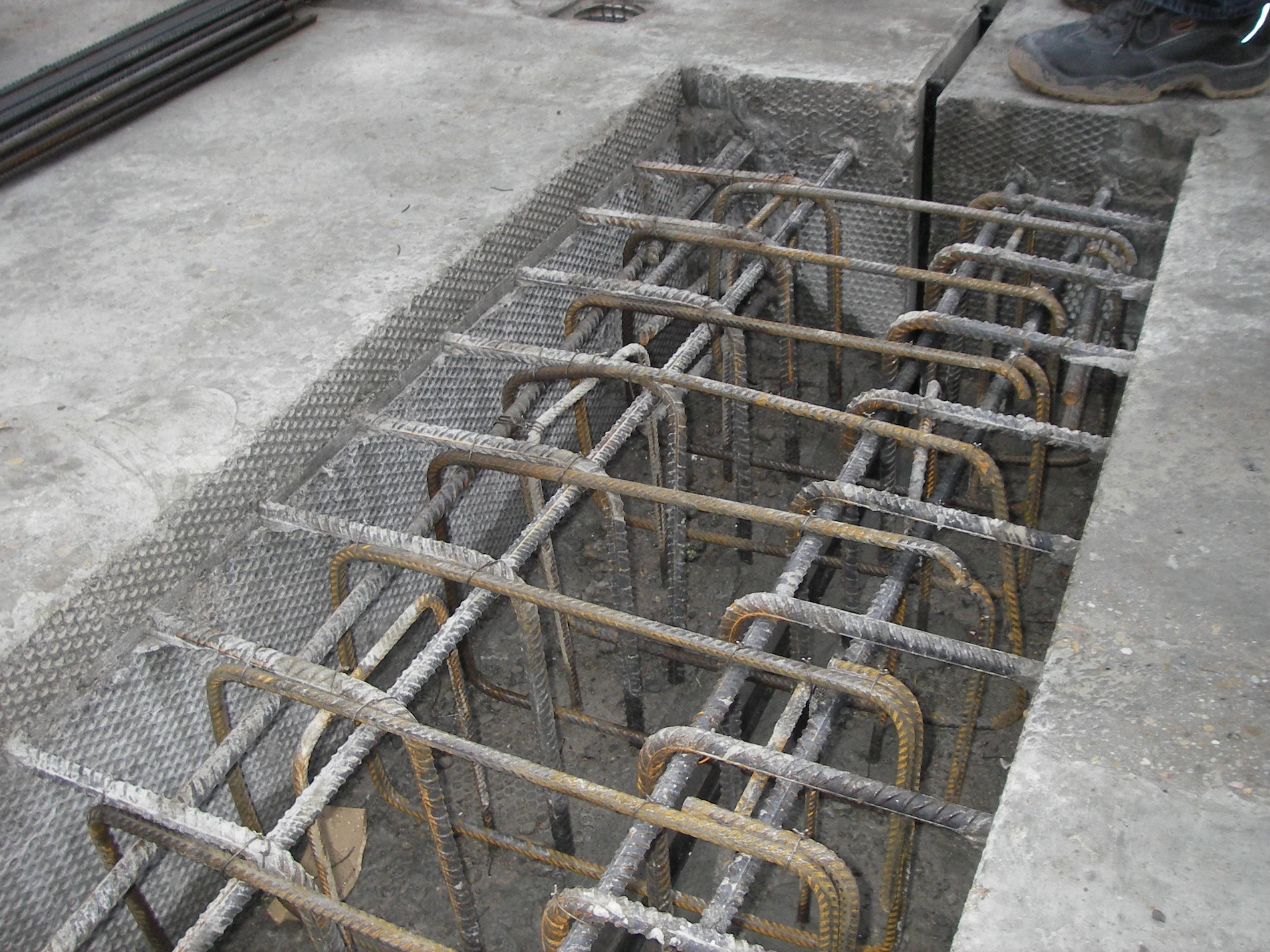 Neubau einer Straßenbrücke über den Regenrückhaltekanal in Stuttgart mit Tragwerksplanung und statischer Berechnung durch Wehlmann Ingenieure im Auftrag der Landeshauptstadt Stuttgart