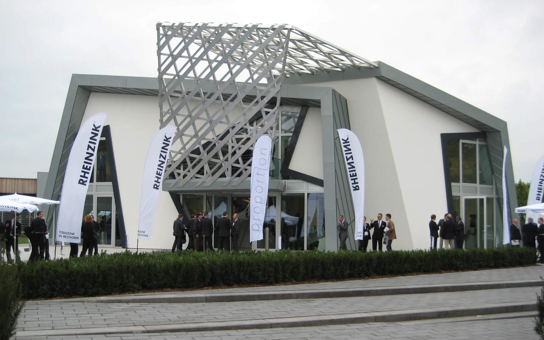 Tragwerksplanung und statische Berechnungen für das neue Empfangsgebäude der Rheinzink GmbH & Co. KG mit Fokus auf präzise und wirtschaftliche Bauweise.