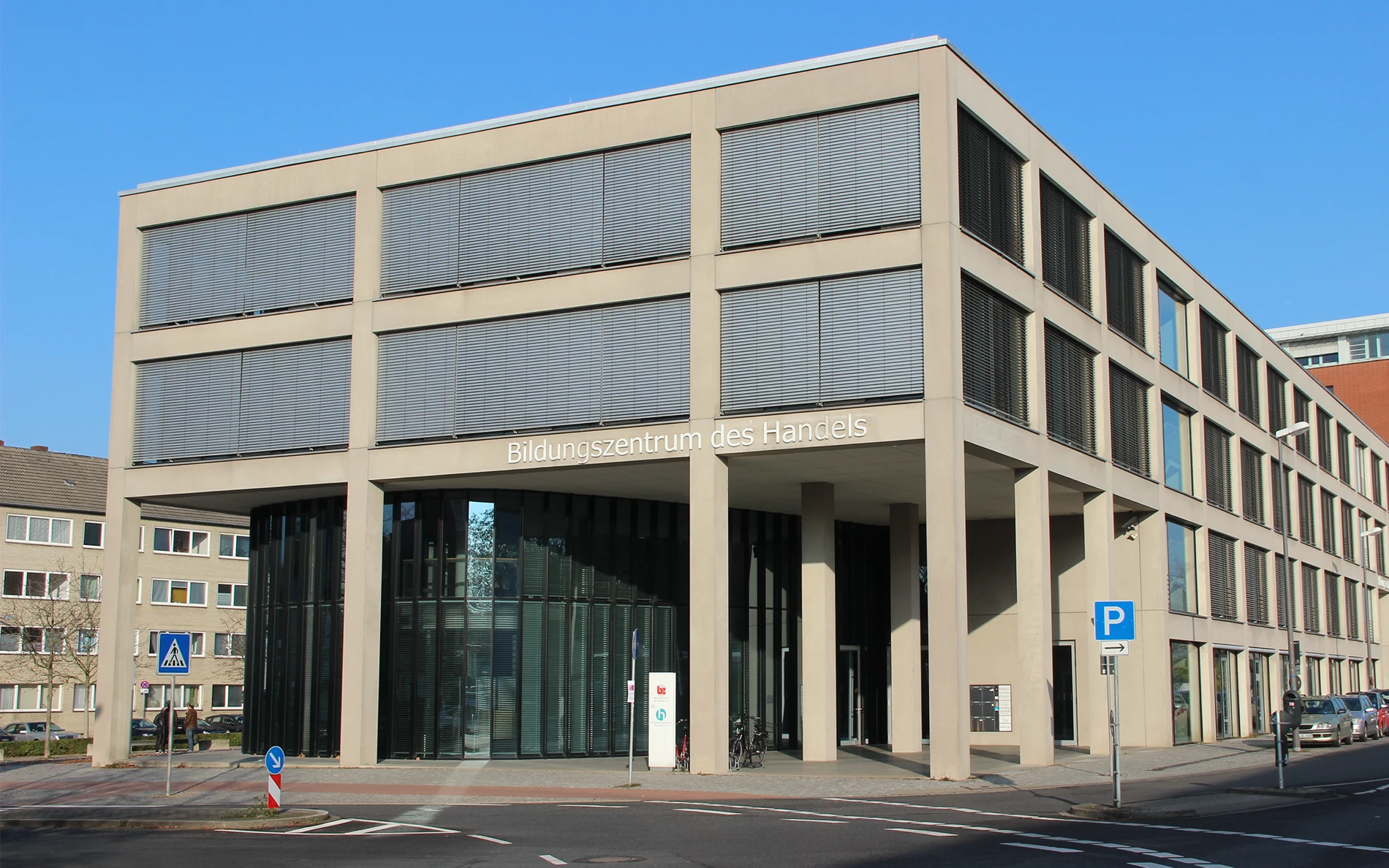 Neubau eines Bildungszentrums mit Tiefgarage und Stahlkonstruktion mit Tragwerksplanung, statischen Berechnungen sowie Nachweisen für Brand-, Schall- und Wärmeschutz durch Wehlmann Ingenieure