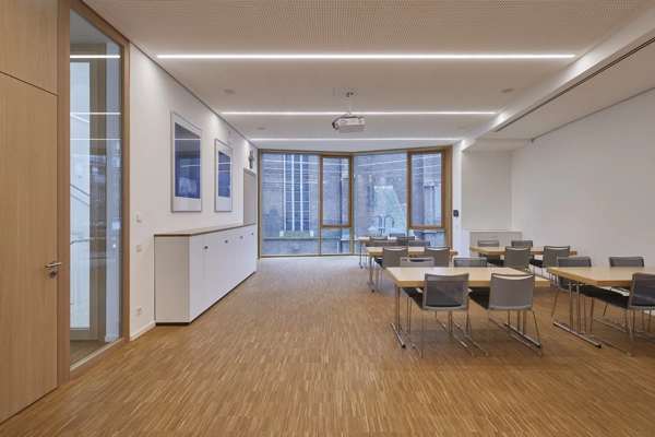 Neubau des Pfarrzentrums St. Cyriakus in Bottrop mit statischer Planung und Berechnung der Treppen- und Geländerkonstruktion durch Wehlmann Ingenieure