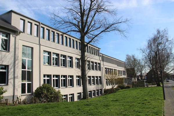 Sanierung und Umbau der Wolfgang-Borchert-Gesamtschule in Recklinghausen mit Tragwerksplanung und statischer Beurteilung einer Medienstation unter der Kellerdecke durch Wehlmann Ingenieure