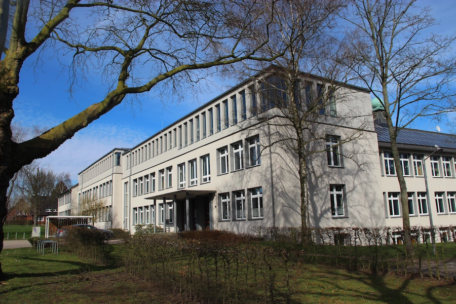 Sanierung und Umbau der Wolfgang-Borchert-Gesamtschule in Recklinghausen mit Tragwerksplanung und statischer Beurteilung einer Medienstation unter der Kellerdecke durch Wehlmann Ingenieure