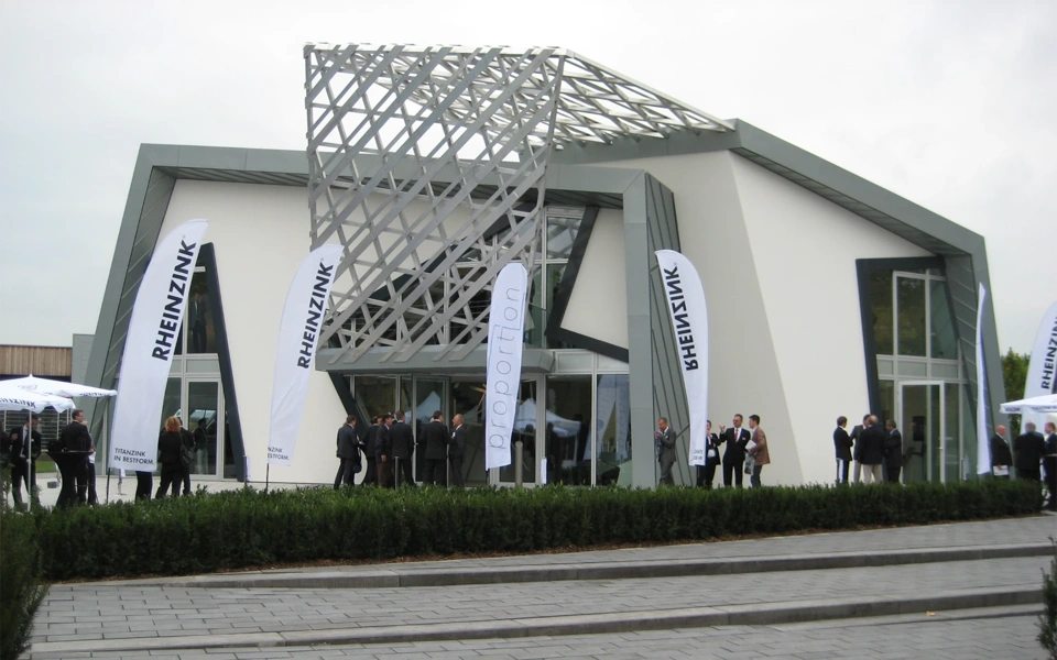 Tragwerksplanung und statische Berechnungen für das neue Empfangsgebäude der Rheinzink GmbH & Co. KG mit Fokus auf präzise und wirtschaftliche Bauweise.