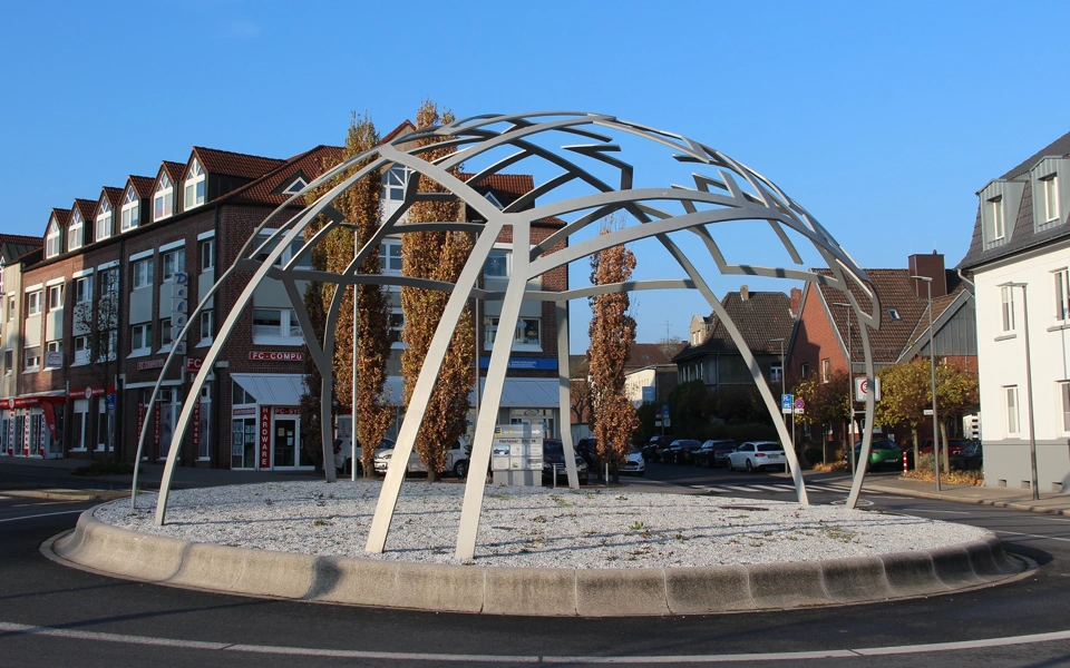 Tragwerksplanung für die Kunstinstallation „Stadt-Kuppel“ von Danuta Karsten im Kreisverkehr Herner Straße/Tiefer Pfad in Recklinghausen – statische Berechnungen und Nachweise für die filigrane Stahlkonstruktion im öffentlichen Raum.