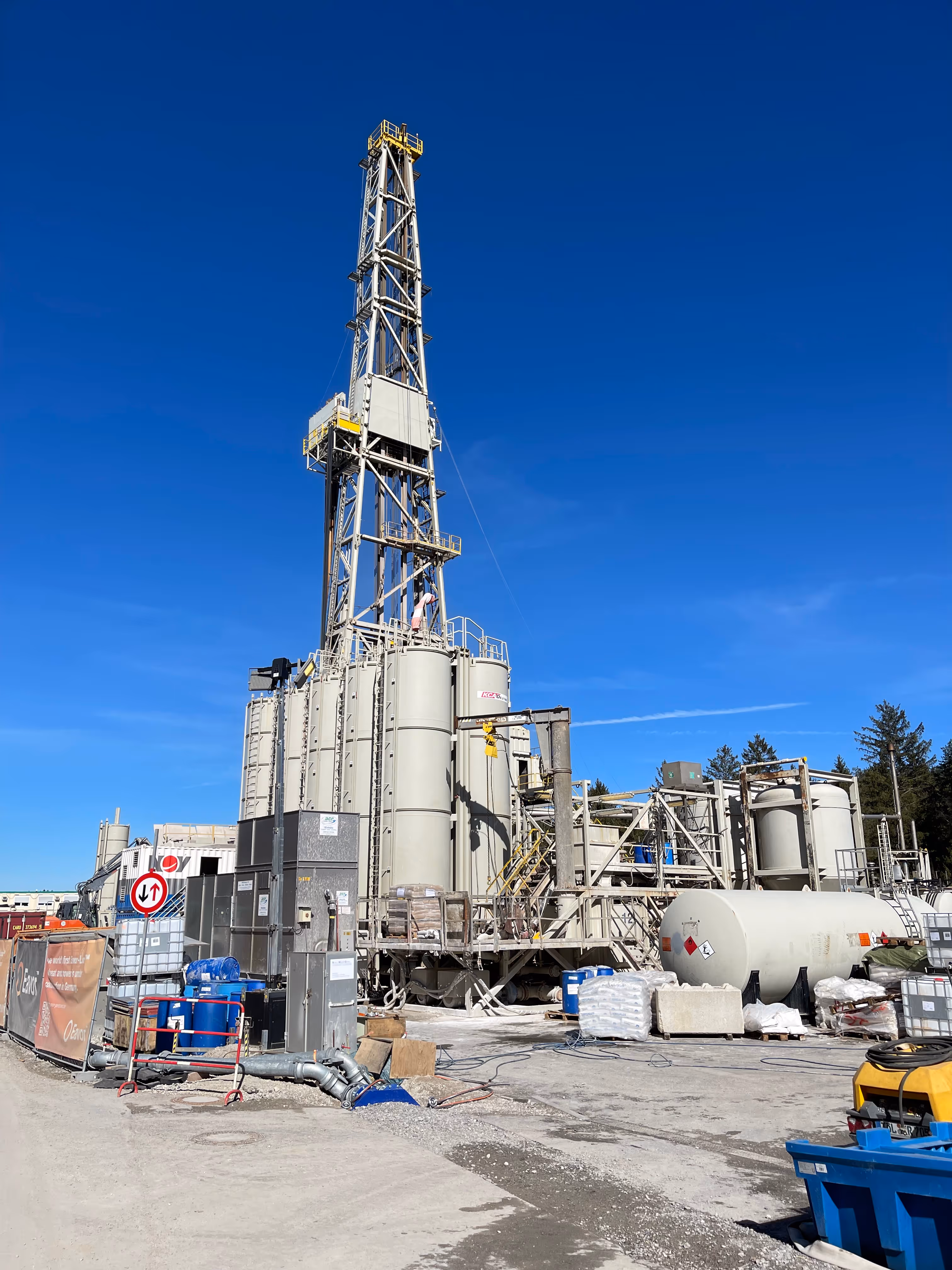 Tragwerksplanung und statische Berechnungen für den Bohrplatz Geothermie mit Fundament- und Anlagenkonstruktionen, Bodenplatten, Bohrkellern und Turbinenhalle, umgesetzt durch Ingenieurbüro Wehlmann in Recklinghausen.