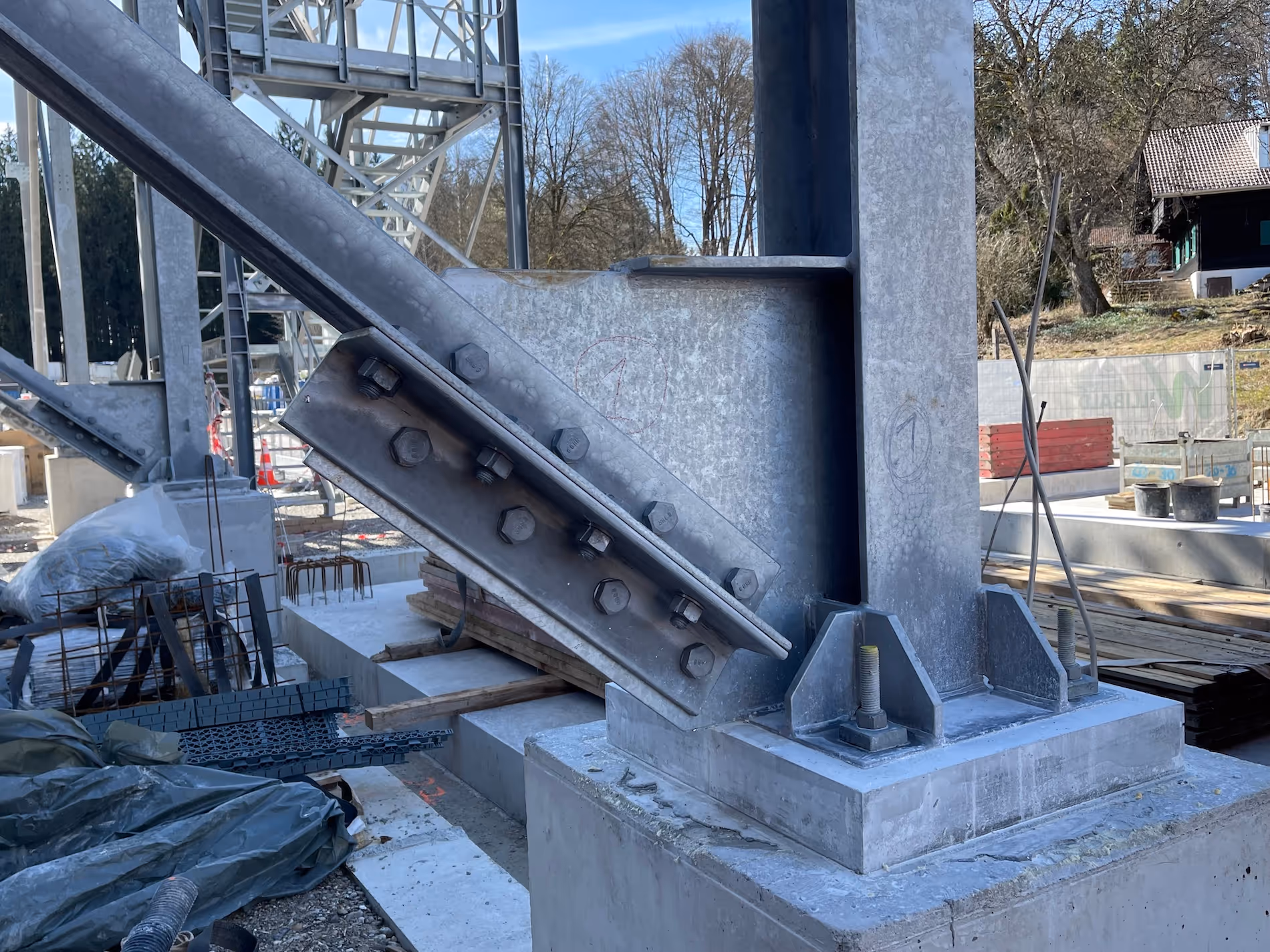 Tragwerksplanung und statische Berechnungen für den Bohrplatz Geothermie mit Fundament- und Anlagenkonstruktionen, Bodenplatten, Bohrkellern und Turbinenhalle, umgesetzt durch Ingenieurbüro Wehlmann in Recklinghausen.