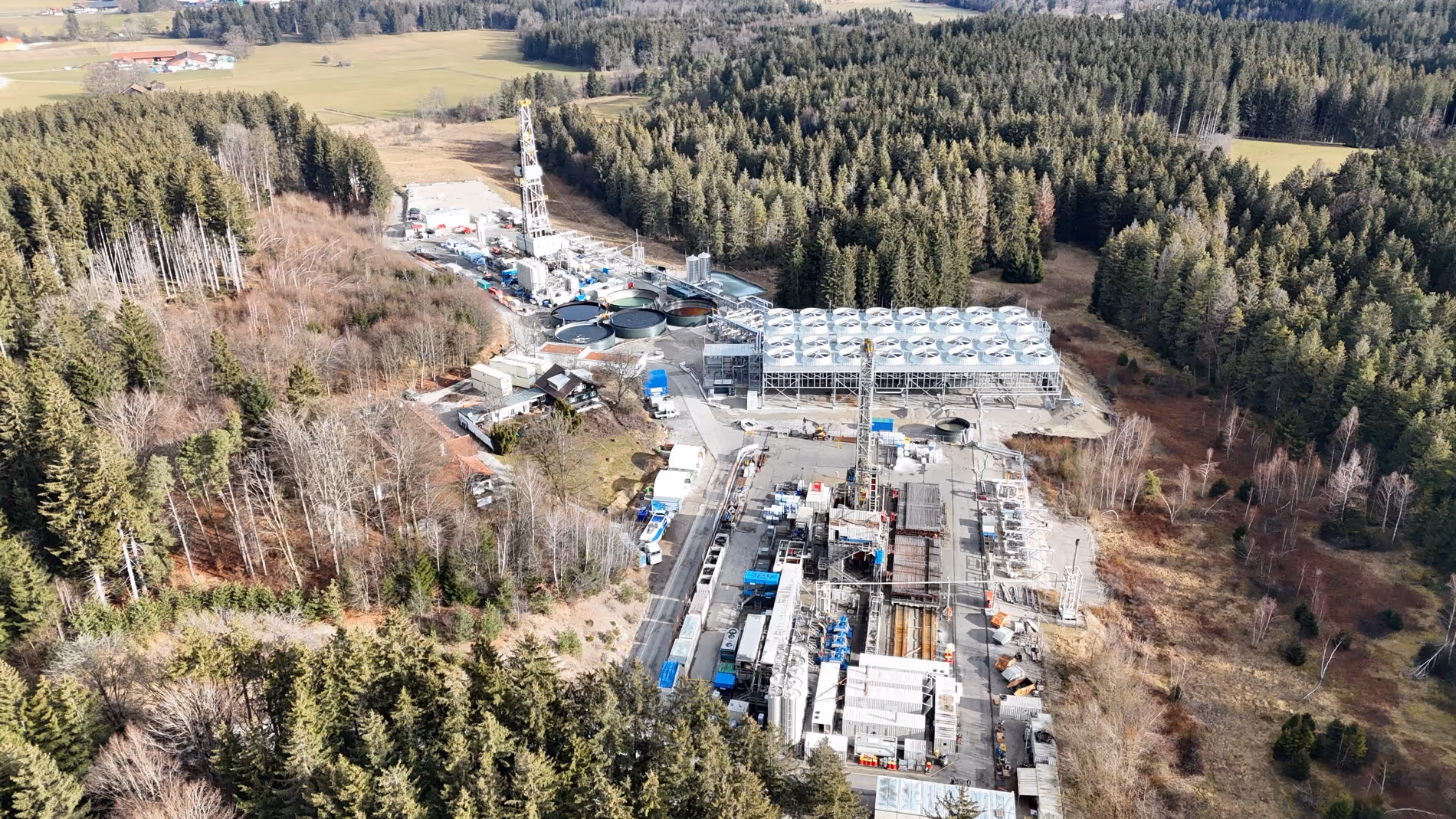 Tragwerksplanung und statische Berechnungen für den Bohrplatz Geothermie mit Fundament- und Anlagenkonstruktionen, Bodenplatten, Bohrkellern und Turbinenhalle, umgesetzt durch Ingenieurbüro Wehlmann in Recklinghausen.