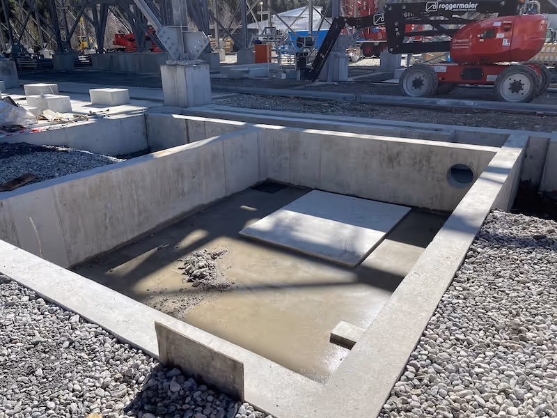 Tragwerksplanung und statische Berechnungen für den Bohrplatz Geothermie mit Fundament- und Anlagenkonstruktionen, Bodenplatten, Bohrkellern und Turbinenhalle, umgesetzt durch Ingenieurbüro Wehlmann in Recklinghausen.