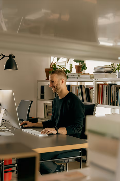 Person som arbetar vid datorn i ett ljust kontor