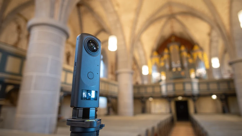 image of a guided tour group attending a virtual reality experience