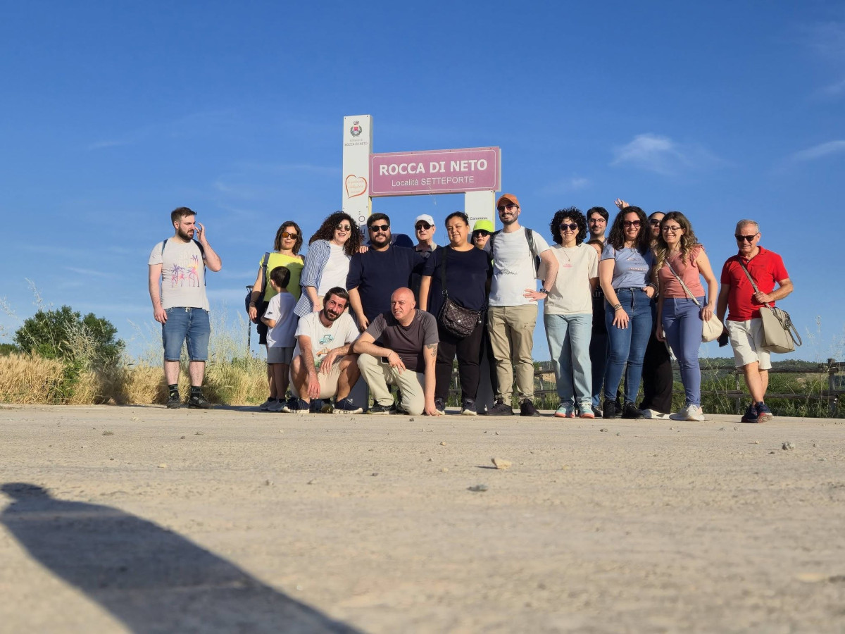 Walking Mind, successo a Rocca di Neto: cittadini alla scoperta della ciclopedonale della Val di Neto