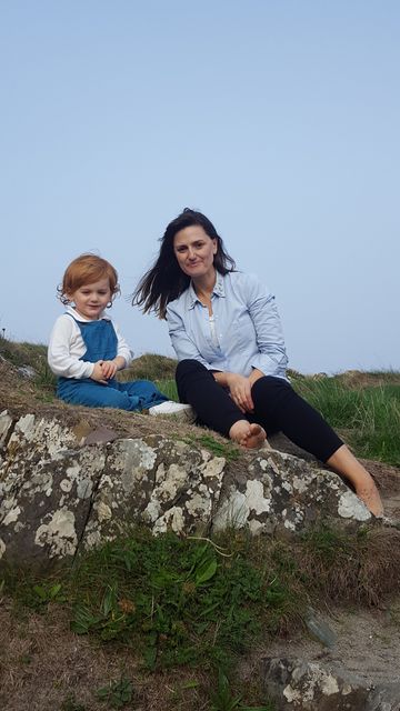 Allergy-prone screenwriter Laura and her son Maurice