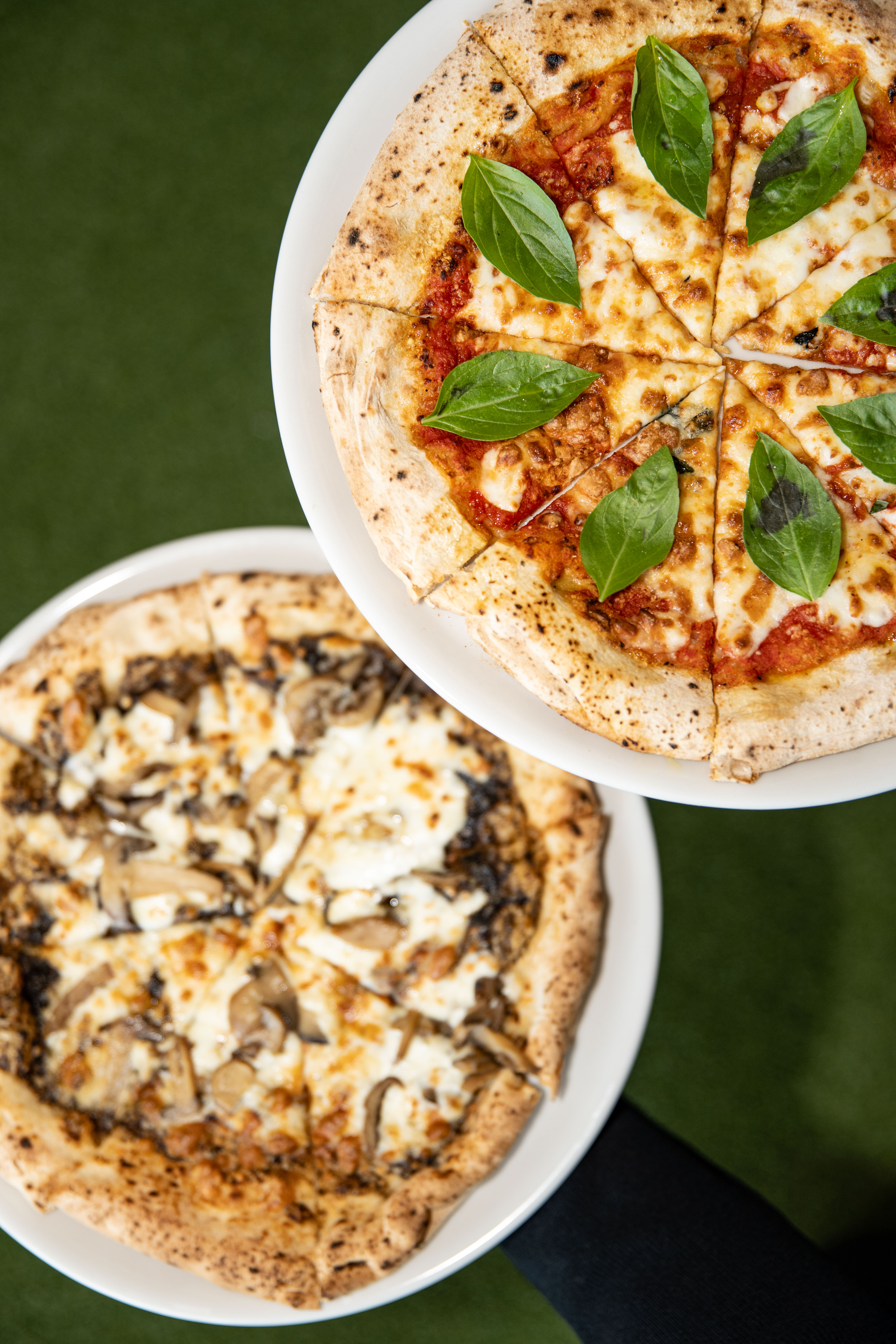 Pizza geserveerd bij Flight Golf Amsterdam