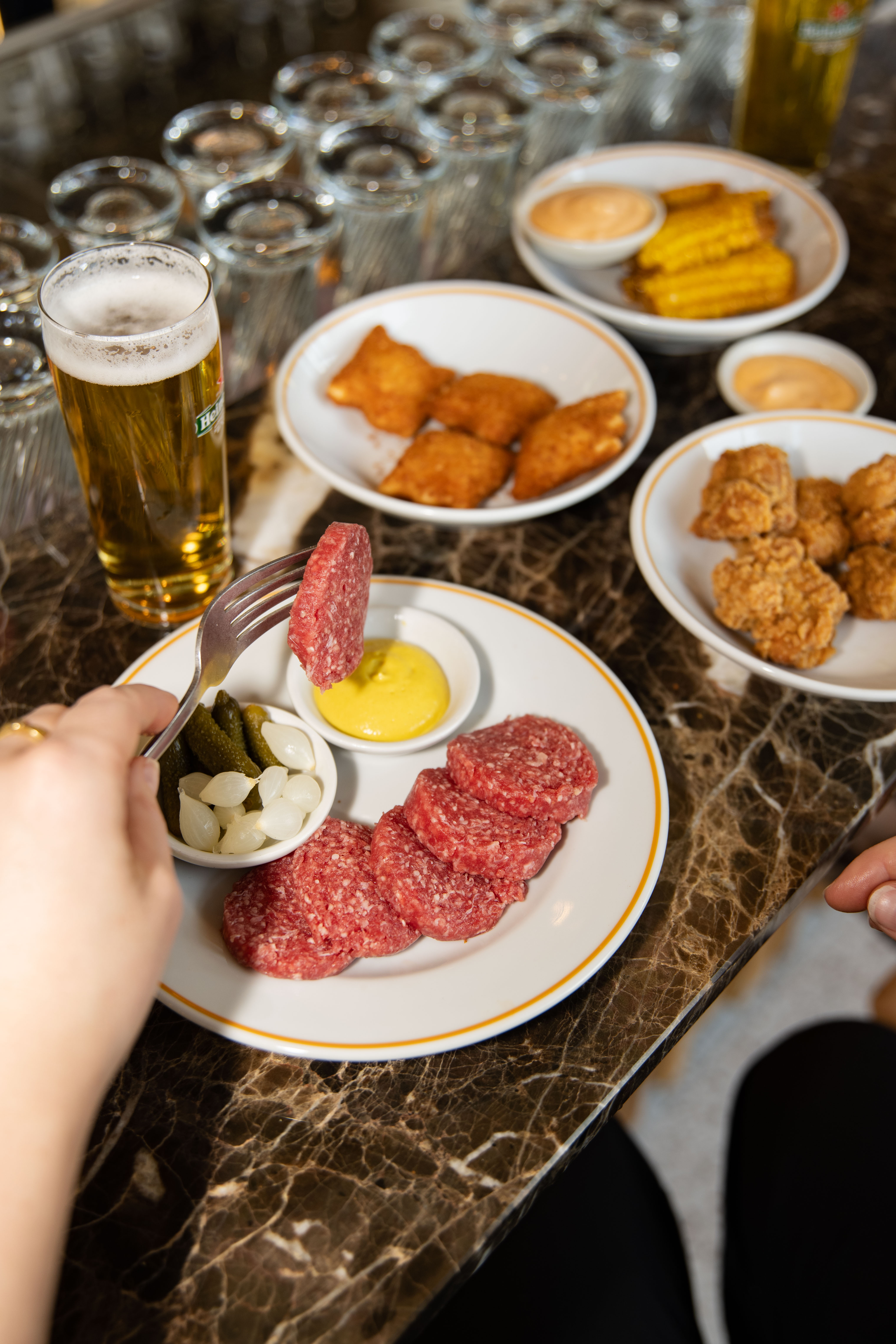 Bier, cocktails en snacks bij Flight Golf Amsterdam