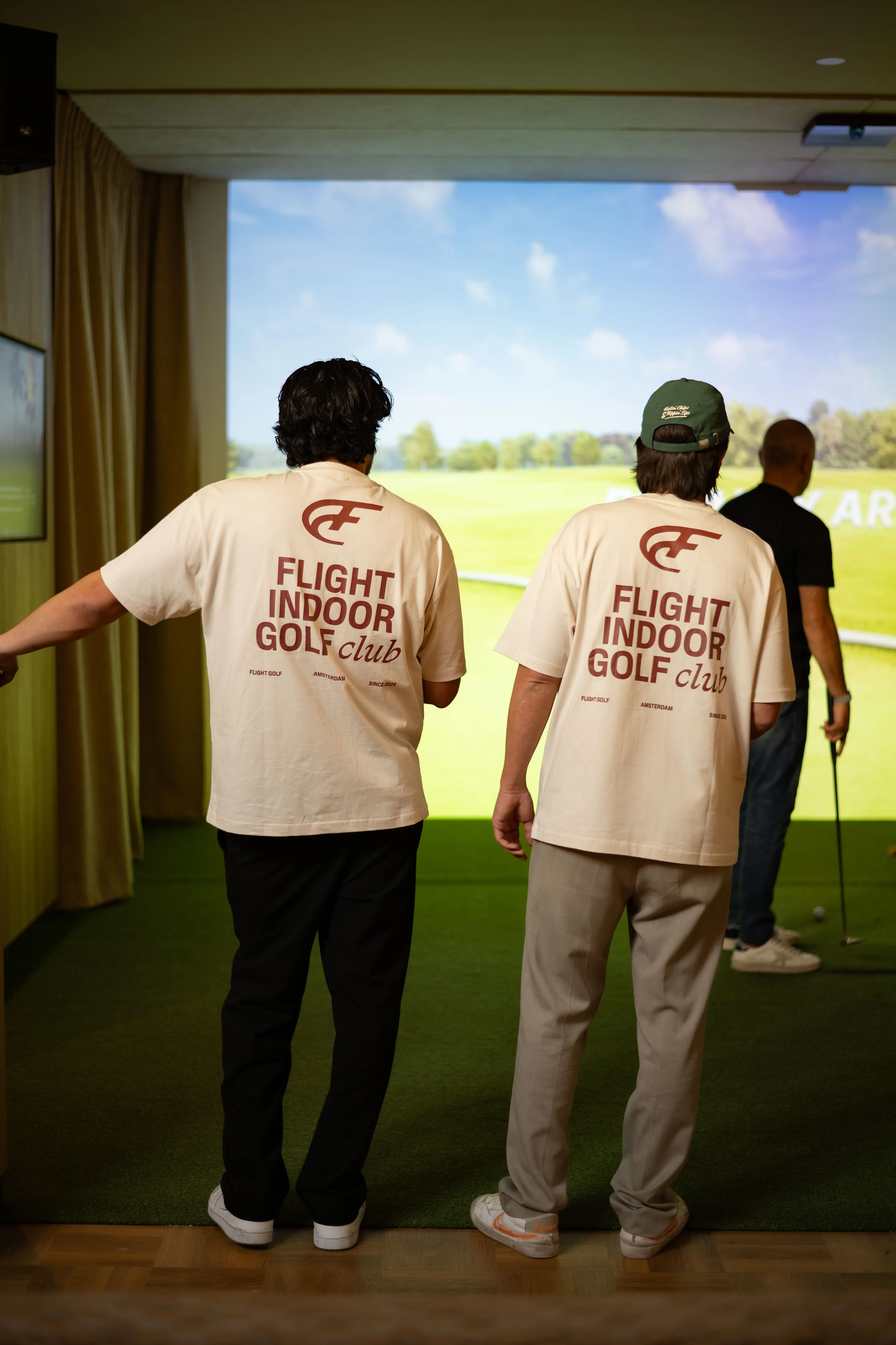 Golfer speelt indoor golf bij Flight Golf Amsterdam