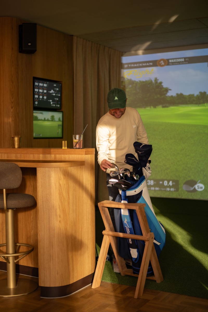 Gasten genieten van indoor golf bij Flight Golf