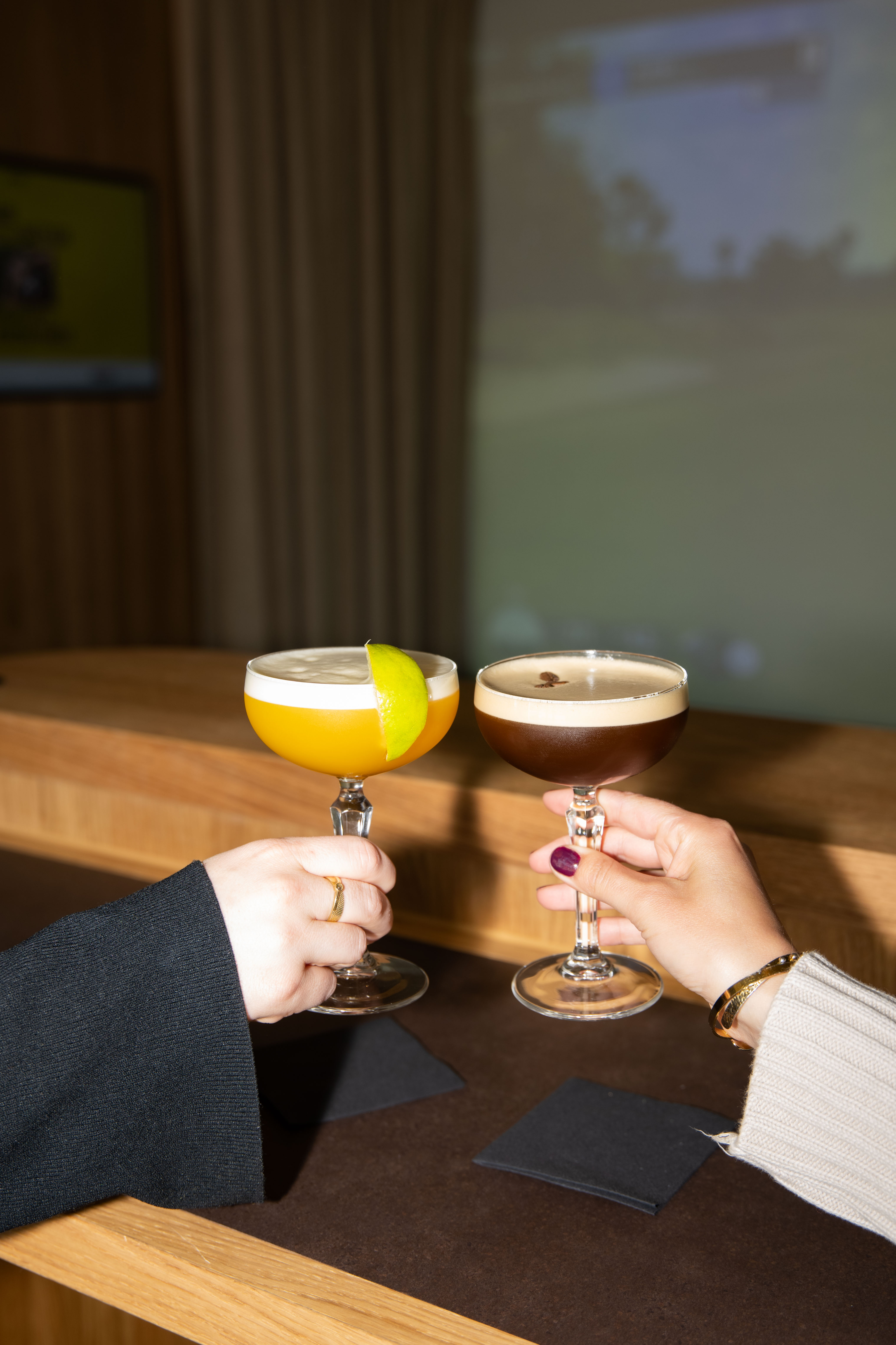 Cocktail bij een indoor golf bay van Flight Golf Amsterdam