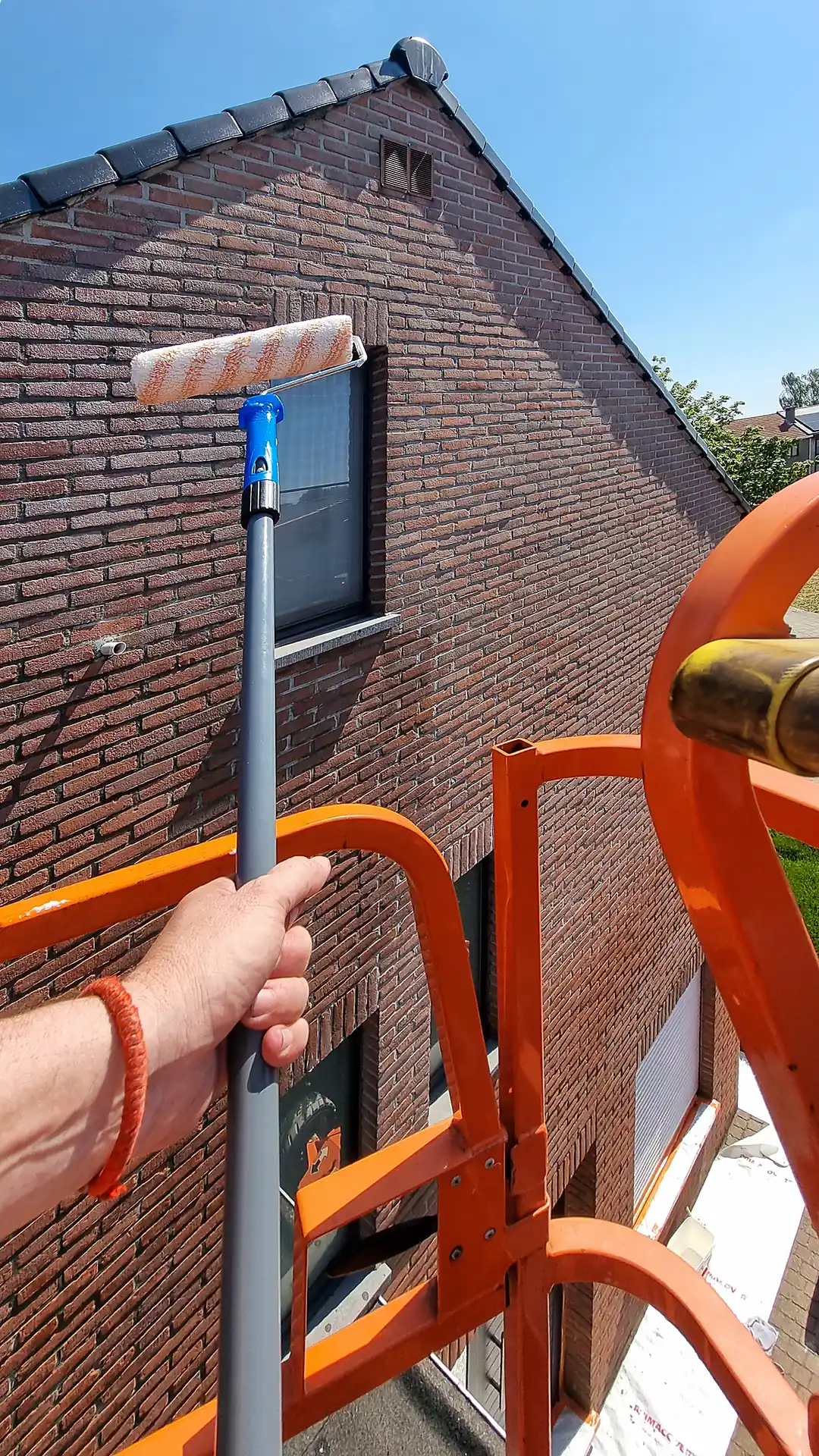 Impregnatiemiddel aangebracht met de roller vanaf de hoogwerker
