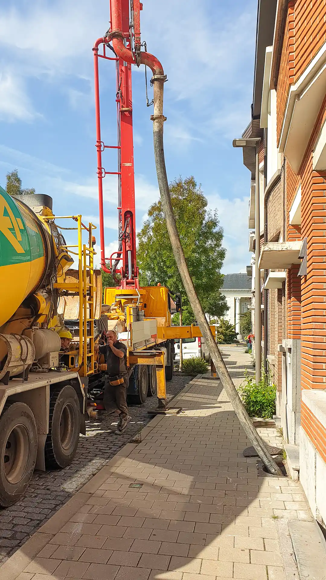 De pompslang loopt van de straat naar de woning