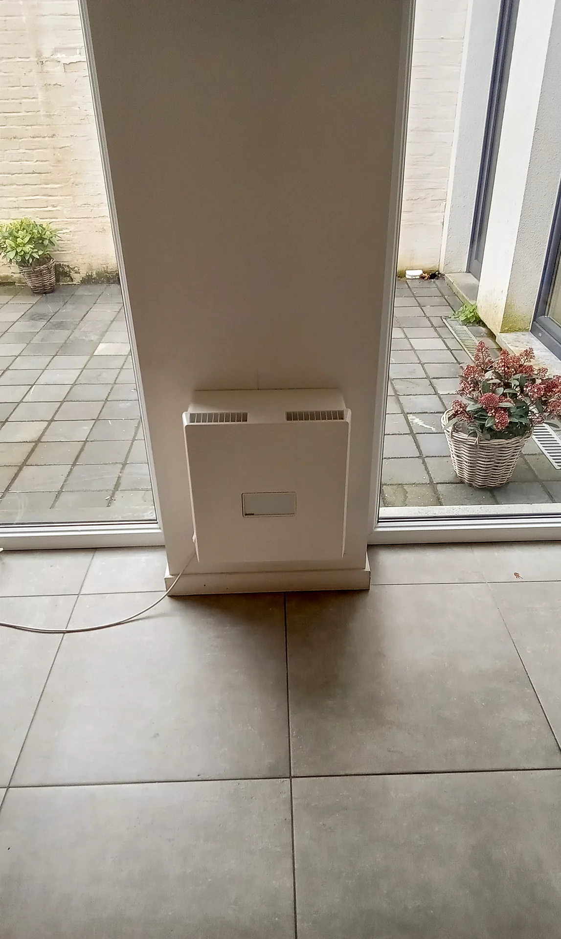 Ventilatie-unit op de wandpartij tussen de schuiframen na de plaatsing