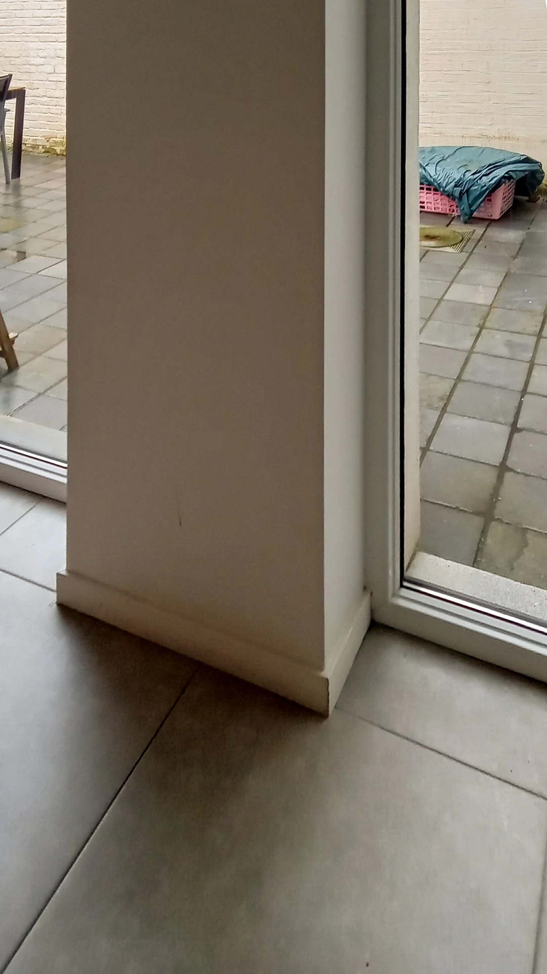 De wandpartij tussen de schuiframen naar het terras, vóór de plaatsing